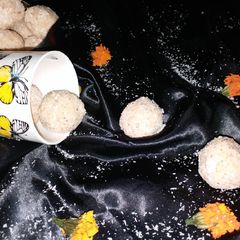 A picture of Roasted Coconut & Sabudana Ladoos.