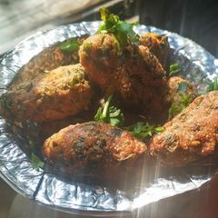 A picture of Methi Muthiyas.