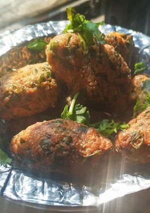 A picture of Methi Muthiyas.
