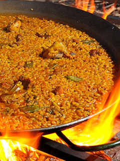 Una foto de Paella tradicional valenciana