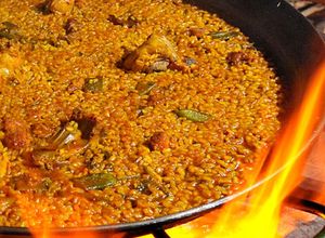 Una foto de Paella tradicional valenciana