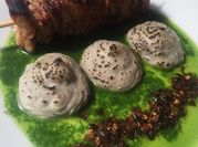 Una foto de brochetas de carne con guarnición