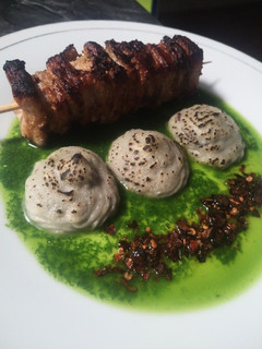 Una foto de Brocheta y puré con sabor chilote