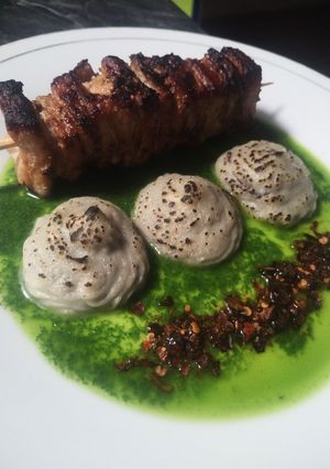 Una foto de Brocheta y puré con sabor chilote