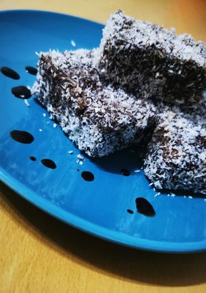 O poză a rețetei Prăjitură tăvălită cu nuca de cocos - Lamington.
