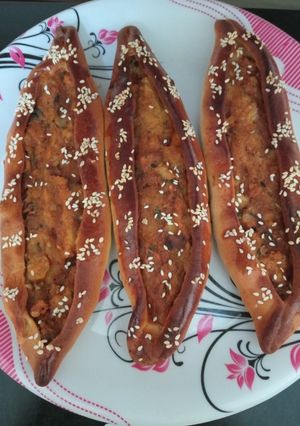 A picture of Turkish veg pide.