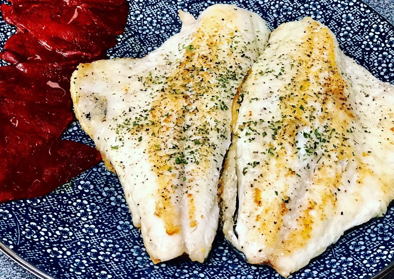 Dorada con pimientos asados caramelizados al humo