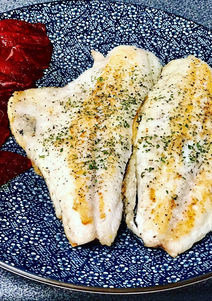Una foto de Dorada con pimientos asados caramelizados al humo