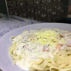 A picture of Easy Fettuccini Carbonara 🌿.