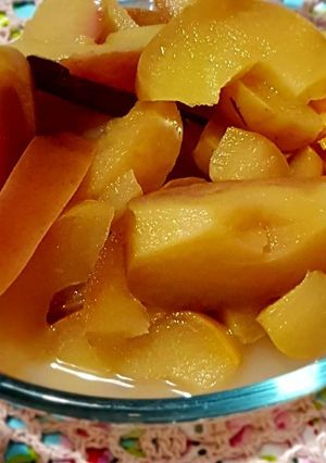 Una foto de Compota, sin azúcar, de manzana y mandarina. Sutil y sencilla