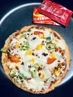 પીઝા(નો ઓવન-નો યીસ્ટ)(Pizza Recipe In Gujarati) રેસીપી મુખ્ય ફોટો