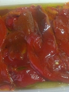 Una foto de Pimientos asados, macerados en aceite de oliva Virgen