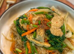 Hình của món Miến xào ức gà.