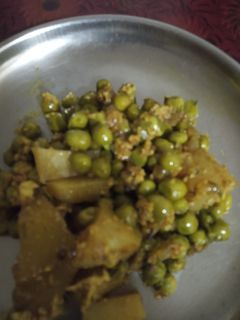 मटार बटाटा भाजी (matar batata bhaji recipe in marathi) रेसिपी चे मुख्य फोटो