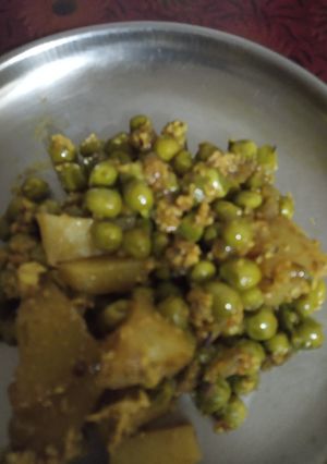 मटार बटाटा भाजी (matar batata bhaji recipe in marathi) रेसिपी चे मुख्य फोटो 