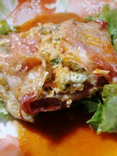 Foto di Barchette di melanzane ripiene di ricotta, polpa di melanzana, pecorino romano, avvolto nello speck