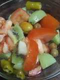 Ensalada con encurtidos, kiwi y tomate