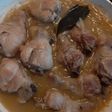 Muslos de pollo en salsa de cebolla