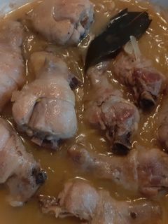 Una foto de Muslos de pollo en salsa de cebolla