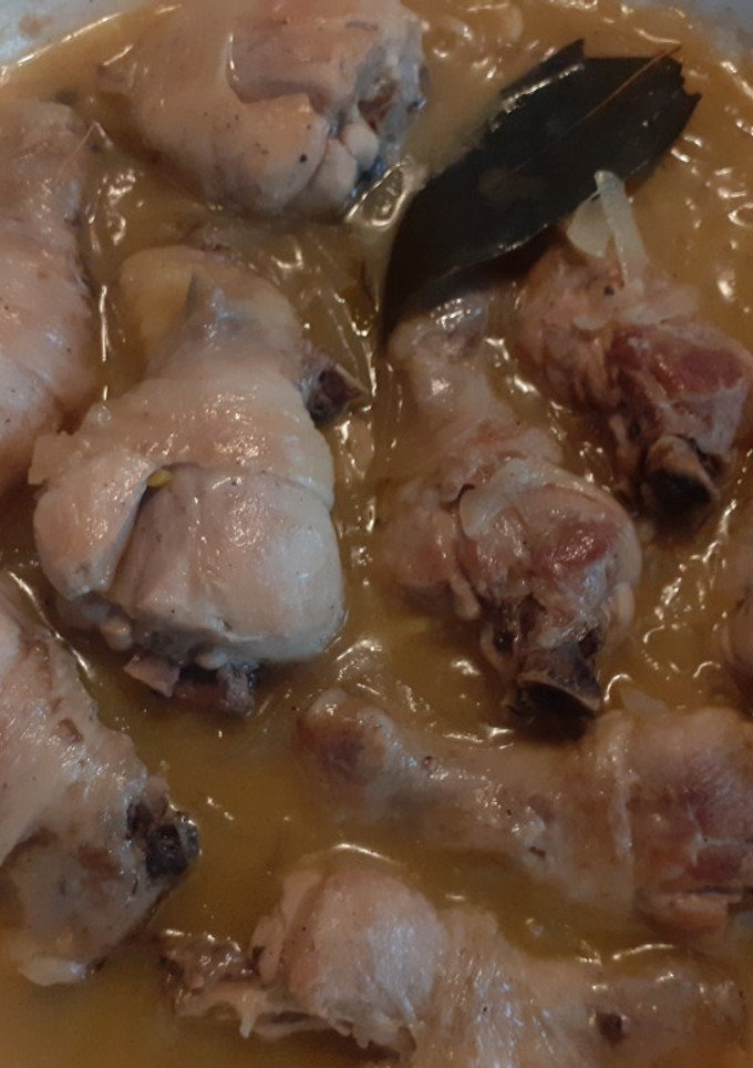 Una foto de Muslos de pollo en salsa de cebolla
