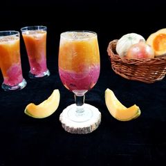 A picture of Muskmelon pomegranate juice.