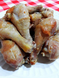 Una foto de Jamoncitos de pollo confitados en aceite oliva y ajos morados