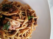 Una foto de spaghetti con salsa boloñesa