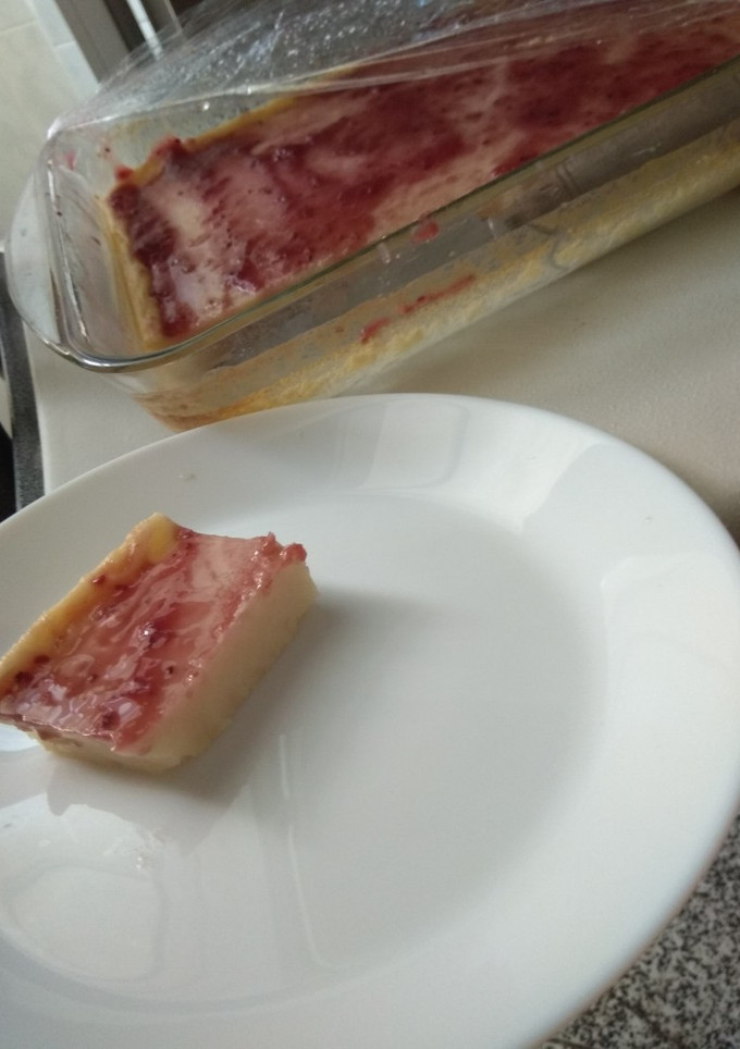 Una foto de Quesada con mermelada de frutas