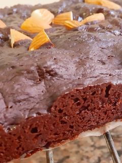 Una foto de Pastel húmedo de choco-banana, sin harina, sin azúcar, sin lácteos, en microondas