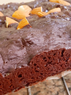 Una foto de Pastel húmedo de choco-banana, sin harina, sin azúcar, sin lácteos, en microondas