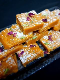 बेसन की बर्फी (Besan Ki Barfi recipe in Hindi) रेसिपी मुख्य फोटो