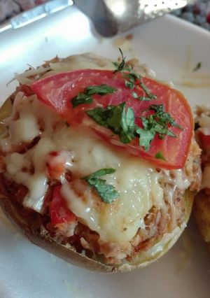 Una foto de Papa rellena de atún y más!