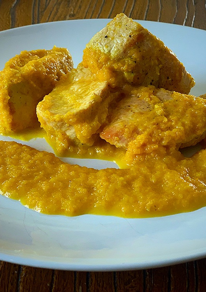 Una foto de Pavo en salsa de manzana y curry