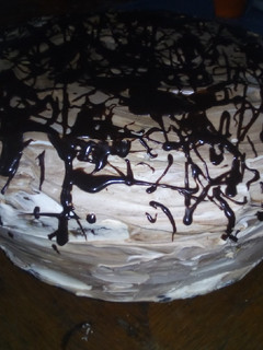 Una foto de Torta de Almendras, rellena cubierta de crema Chantilly y 🍫🍫