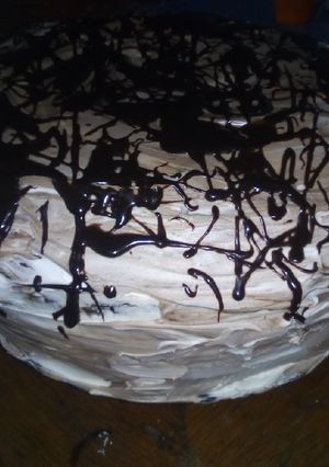 Una foto de Torta de Almendras, rellena cubierta de crema Chantilly y 🍫🍫