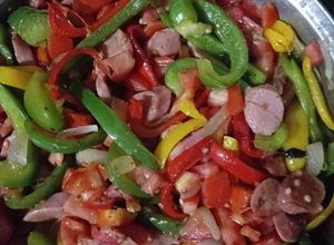Una foto de Guiso de salchichas con chile morrón 🇲🇽🥰🥰