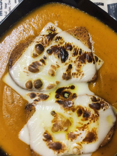Una foto de Crema de Calabacín al Yakiniku Con Tostas de Queso Gratinado