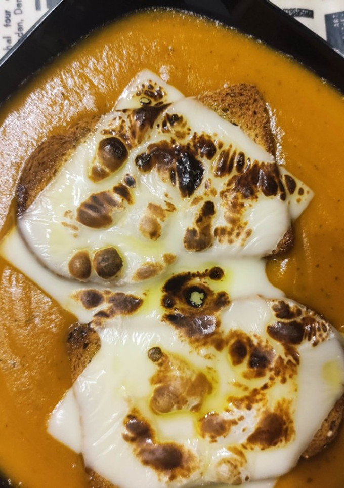 Una foto de Crema de Calabacín al Yakiniku Con Tostas de Queso Gratinado