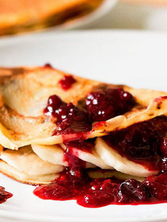 Una foto de Receta de crêpes caseros con sirope de frutos rojos