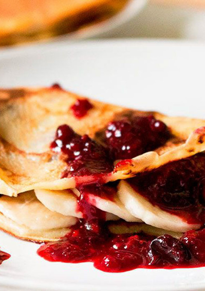 Una foto de Receta de crêpes caseros con sirope de frutos rojos