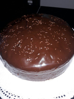 Una foto de Torta húmeda de chocolate y ganache fácil