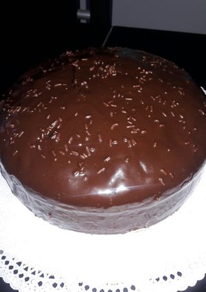 Una foto de Torta húmeda de chocolate y ganache fácil