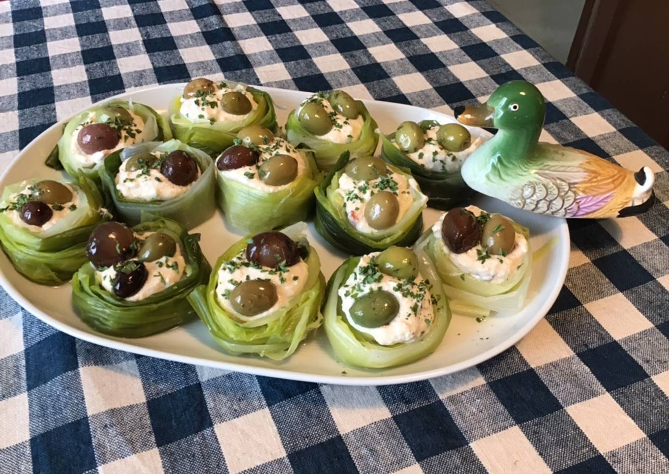Nids de poireaux au brocciu, poivron rouge,olives et petits oignons