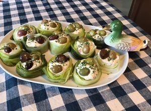 Une photo de Nids de poireaux au brocciu, poivron rouge, olives et petits oignons