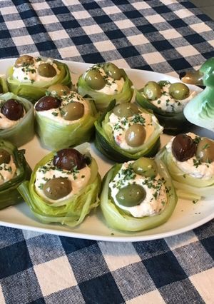 Une photo de Nids de poireaux au brocciu, poivron rouge, olives et petits oignons