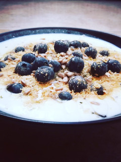 Una foto de Kéfir con copos de avena, cáñamo y levadura nutricional