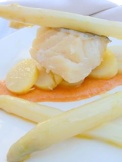 Una foto de Bacalao al vapor con salsa de pimiento y espárragos