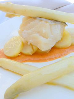 Una foto de Bacalao al vapor con salsa de pimiento y espárragos