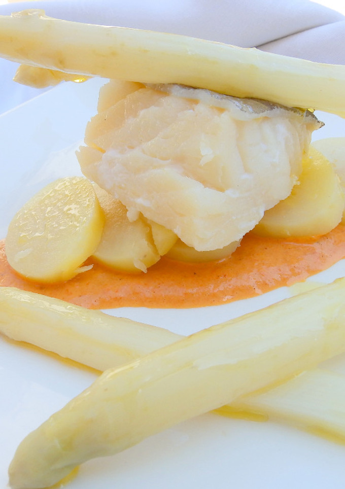 Una foto de Bacalao al vapor con salsa de pimiento y espárragos