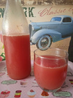 Una foto de Zumo de sandía y manzana